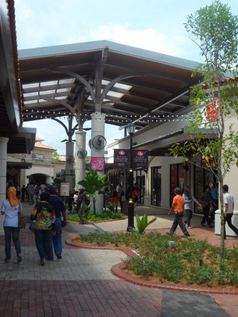 Person - Personal shopper Johor Premium Outlet by Eykahamka