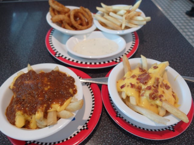 Fries with Chili & Cheese, Fries with Cheese & Bacon, Onion Rings and Fries with Tartar sauce