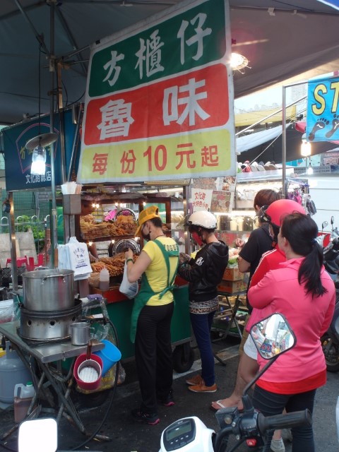 Long Queue for this Braised Stall at Wen Hua Night Market