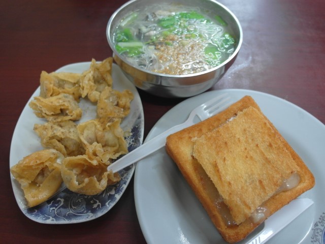 瑞珍虾仁馄饨 Shrimp Dumpling, Coffin Bread and Oyster Mee Sua