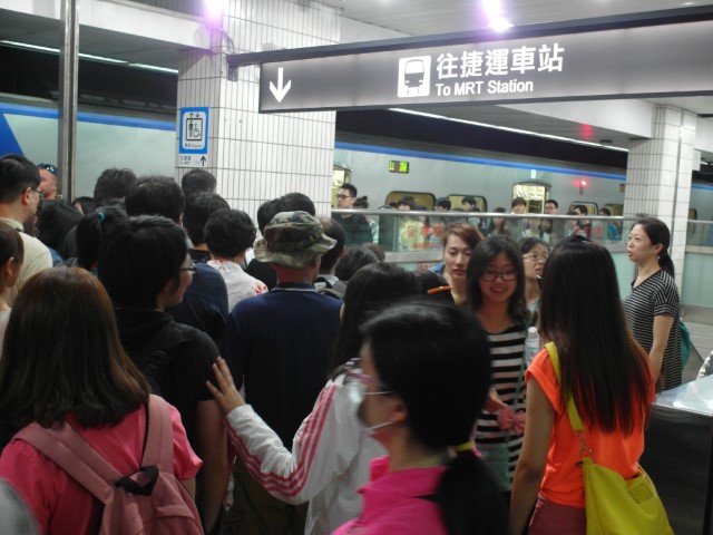 Morning peak hour crowd at Taipei Train Station!