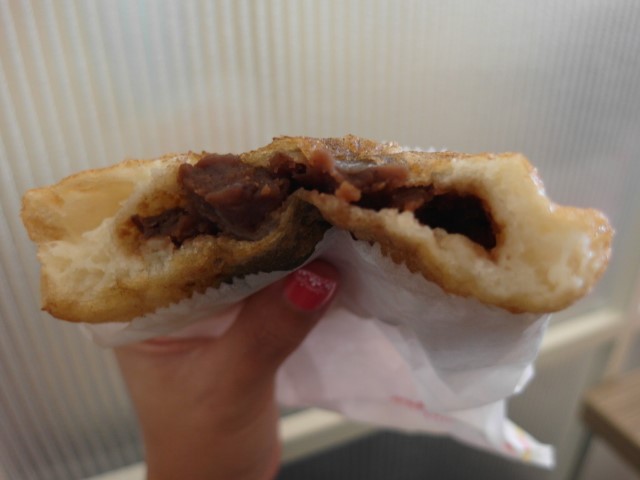 Close up of the red bean bun from 曾记馅饼