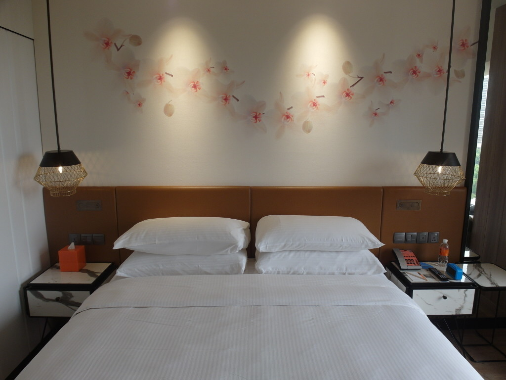 King sized bed in Hotel Jen Tanglin Singapore's Club Room