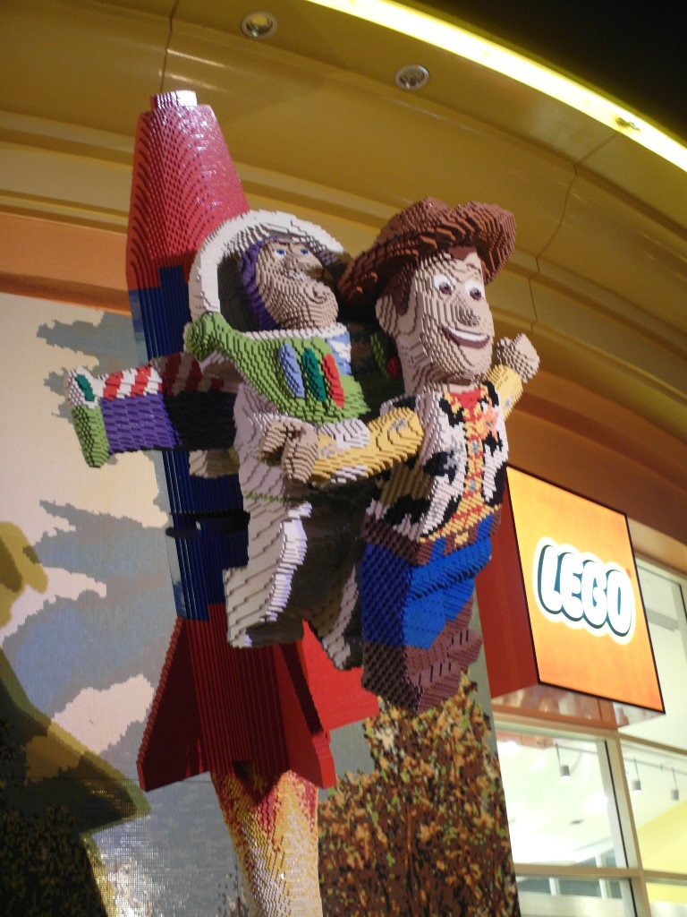 Lego Buzz Lightyear & Woody Disneyland Anaheim