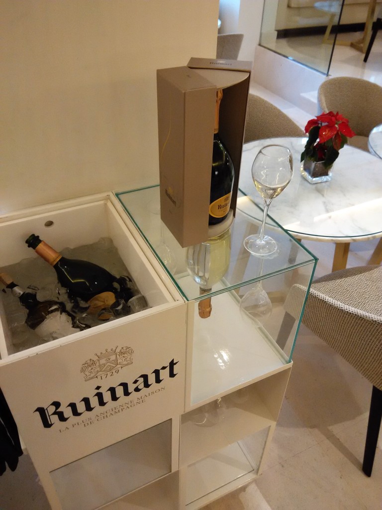 Free flow of Ruinart Champagne at Red Level Lounge Gran Melia De Los Duques