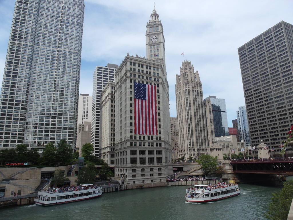 Architecture Cruise along Chicago River