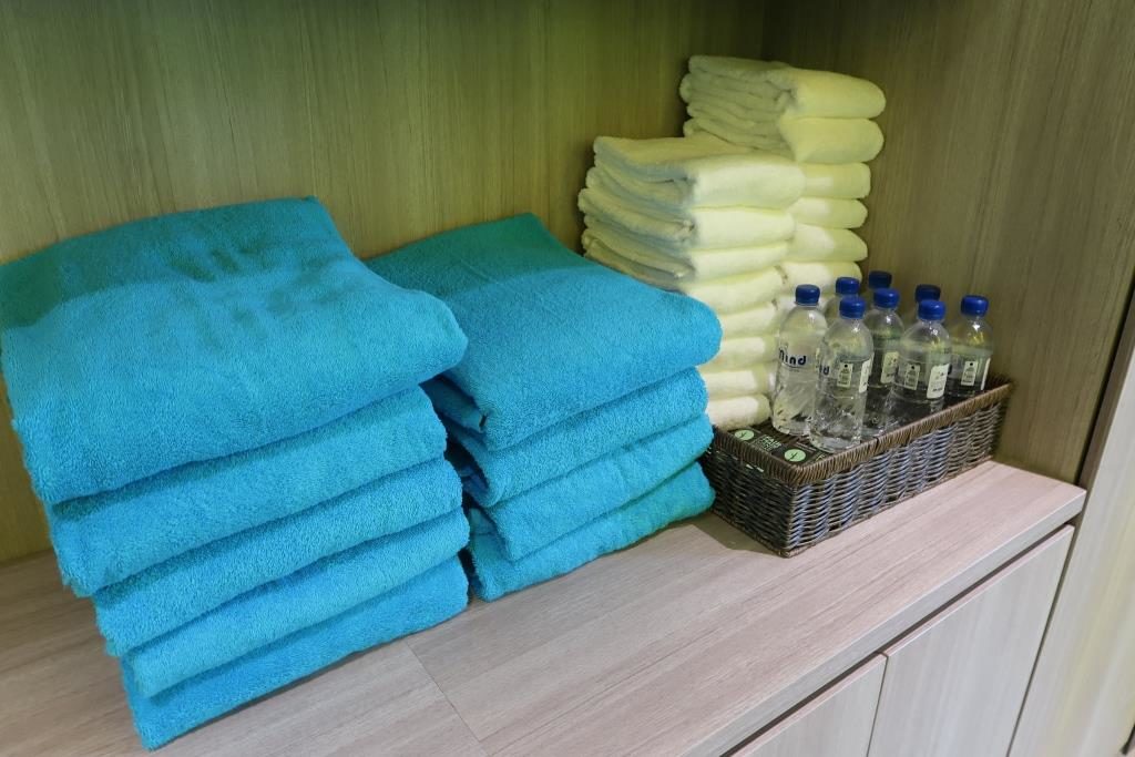 Towels (with shower facilities) and water in gym of Novotel Singapore Stevens
