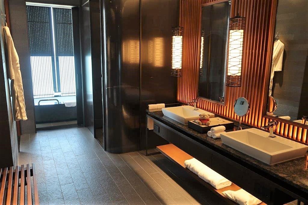 Huge bathroom of King Deluxe Room Hilton Busan