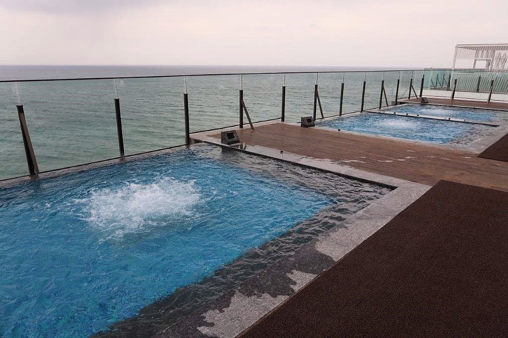 Outdoor Jacuzzi McQueen's Pool Hilton Hotel Busan
