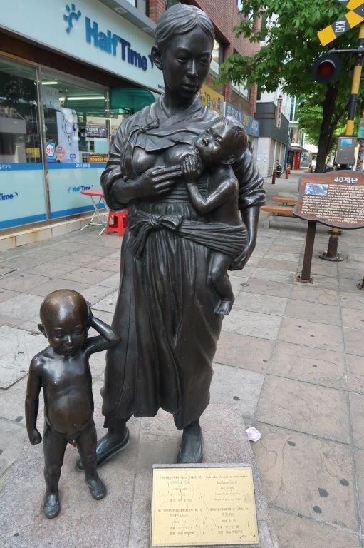 Statue 4 Busan 40 Steps: Mother and Child