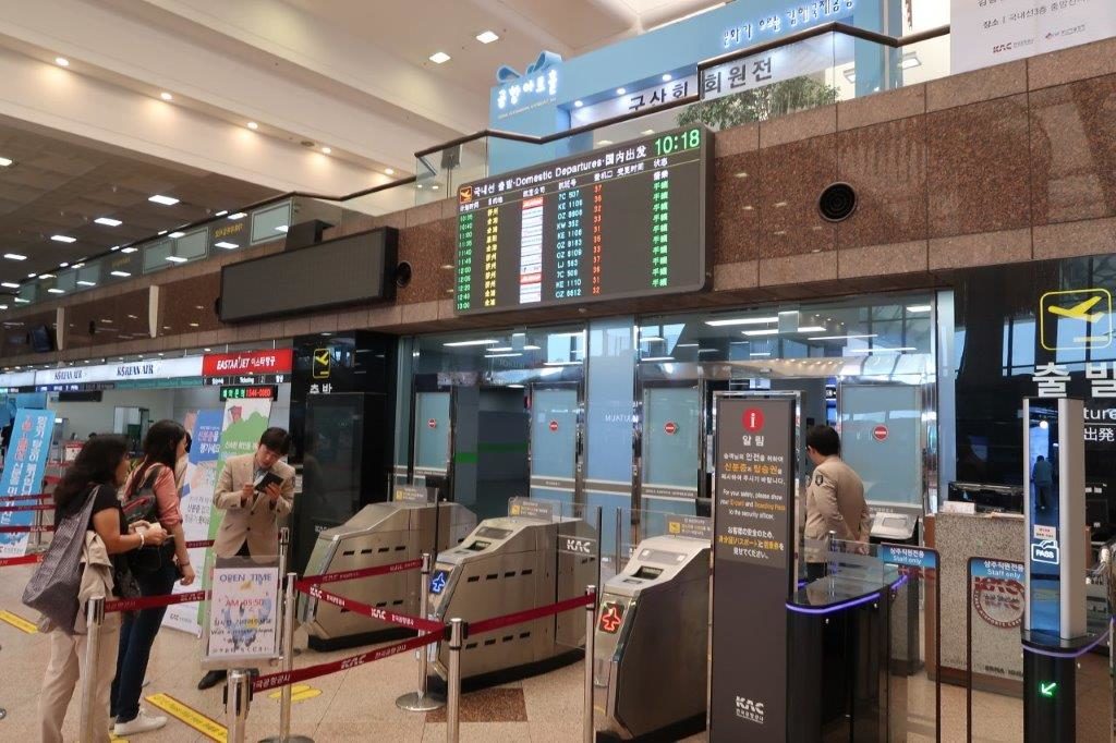 Reprinting of boarding passes at the departure gates of Busan Domestic Airport