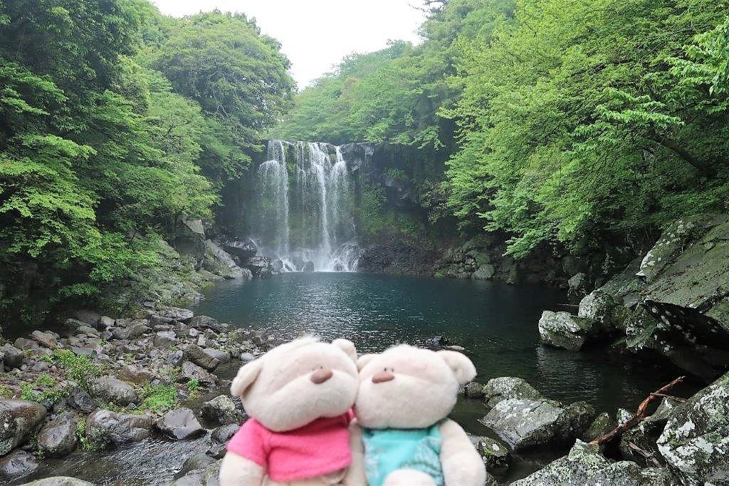 2bearbear at Jeju Cheonjeyeon Waterfall