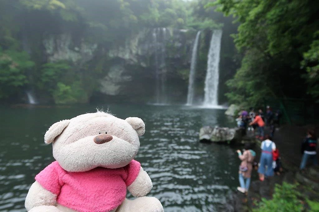2bearbear at Jeju Cheonjiyeon Falls