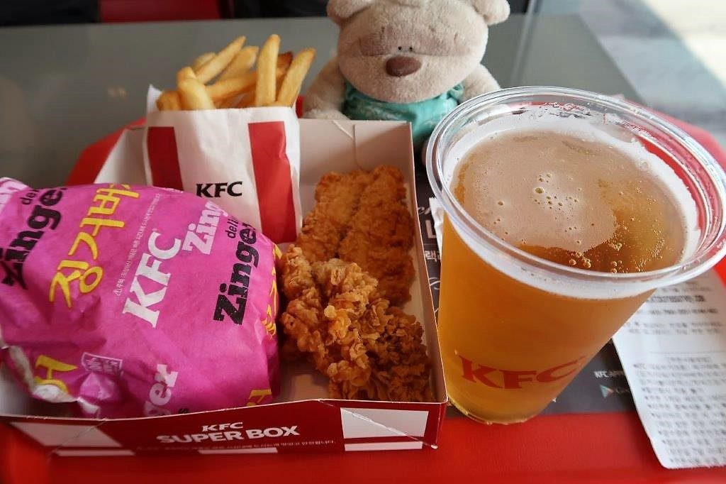 2bearbear enjoying KFC Beer Box