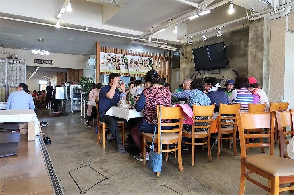 Inside the restaurant next to Cheomseongdae Observatory for Traditional Shilla Lunch