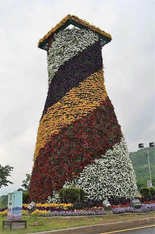 Saw this flower covered Cheomseongdae enroute to Home Mart Gyeongju 