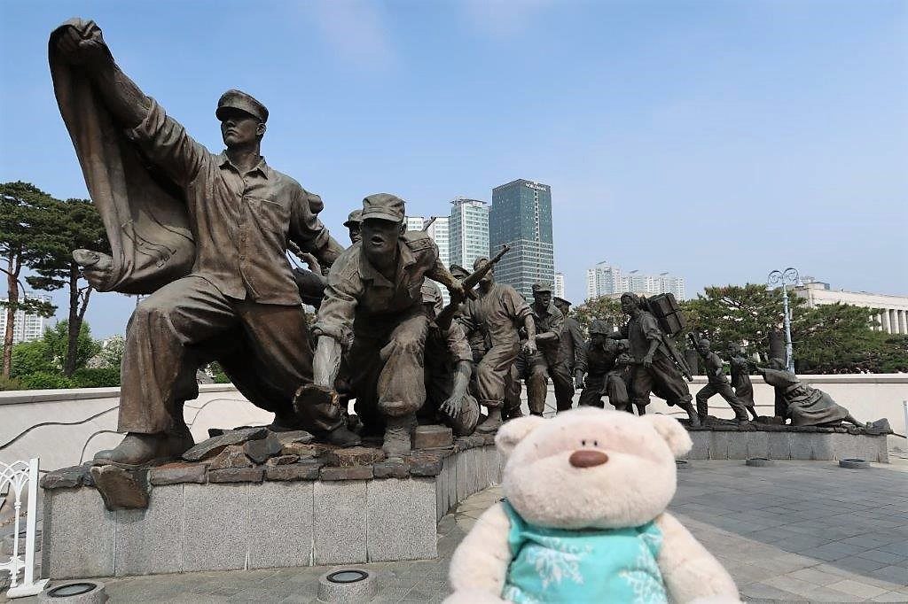 Statue depicting people from all walks of life united @ War Memorial of Korea