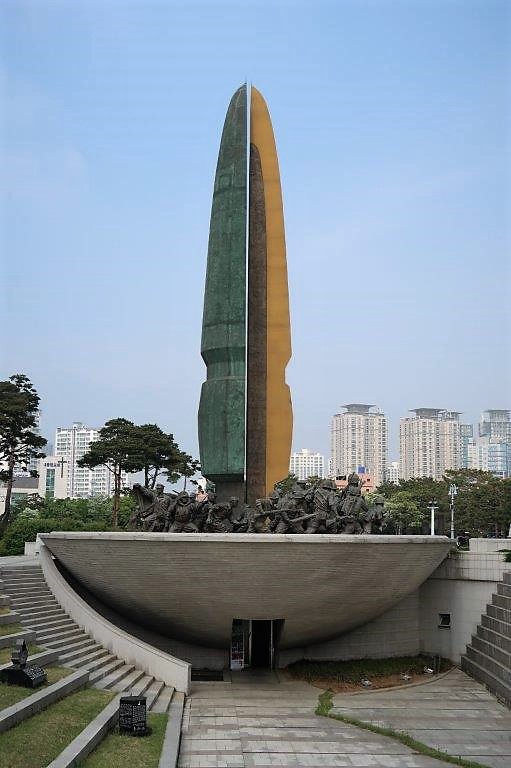 Side view of bowl at entrance of War Memorial of Korea