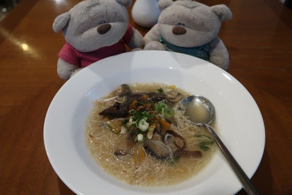 2bearbear having the first (of many) serving of Mie Siram (an indonesian version of sheng noodles)