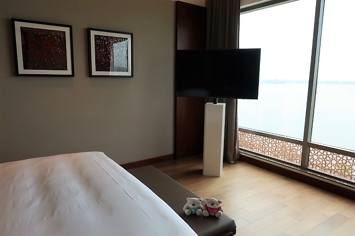 King-sized bed of Grand Hyatt Kochi that faces Vembanad bed, complete with a 360 degrees swivel TV! :O