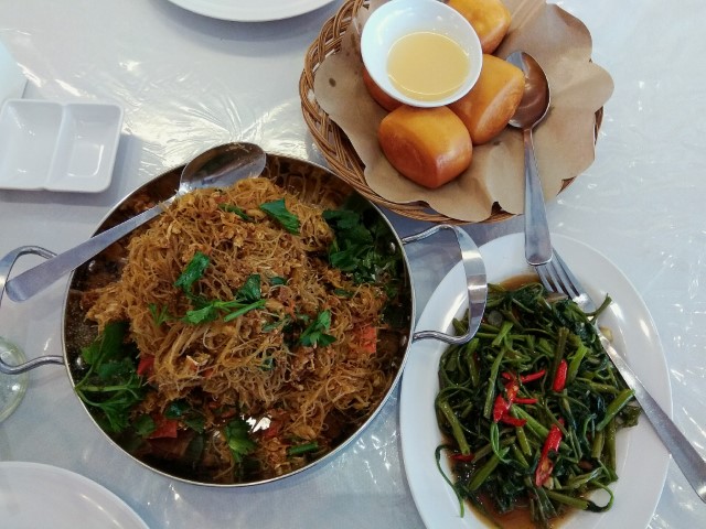Beehoon Crab, Deep Fried Man Tou (Buns) at Kang Kong at Sei Enam Seafood Restaurant Batam
