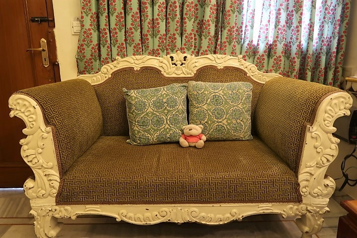 Small sofa in room of Hotel Pearl Palace