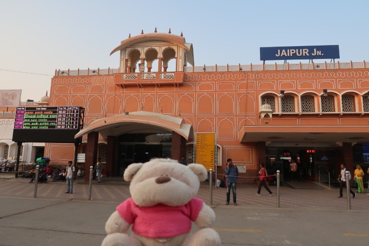 2bearbear @ Jaipur Train Station