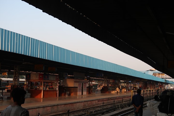 Clear blue skies at Jaipur Train Station