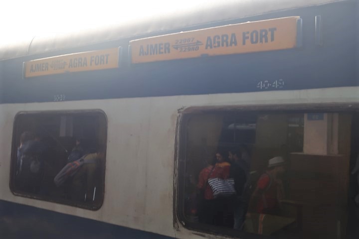 Train from Jaipur to Agra