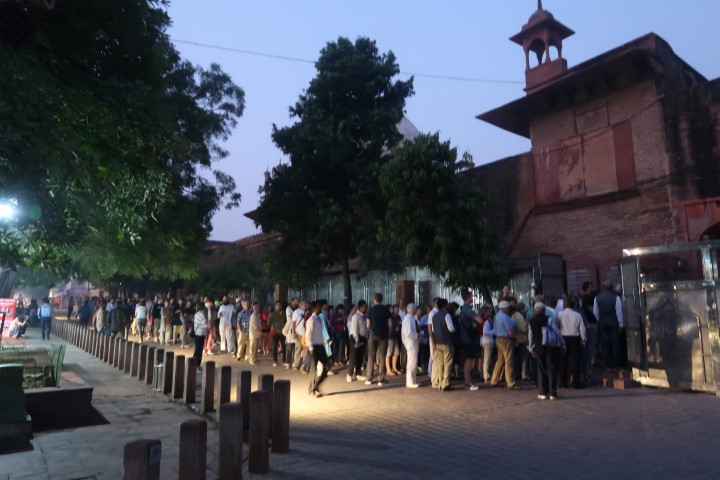 Long queue for security check before entering Taj Mahal