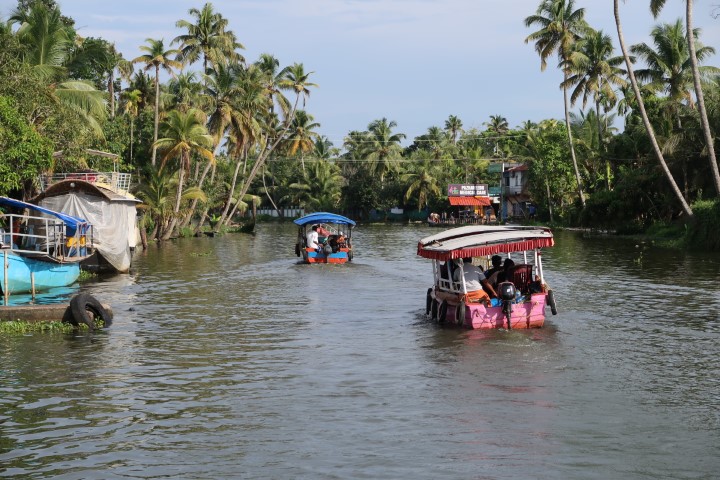 Small boat rides along Alleppey backwater alleyways