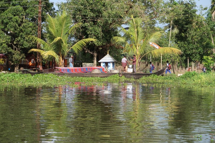 A sunny day on the banks of Kerala backwaters
