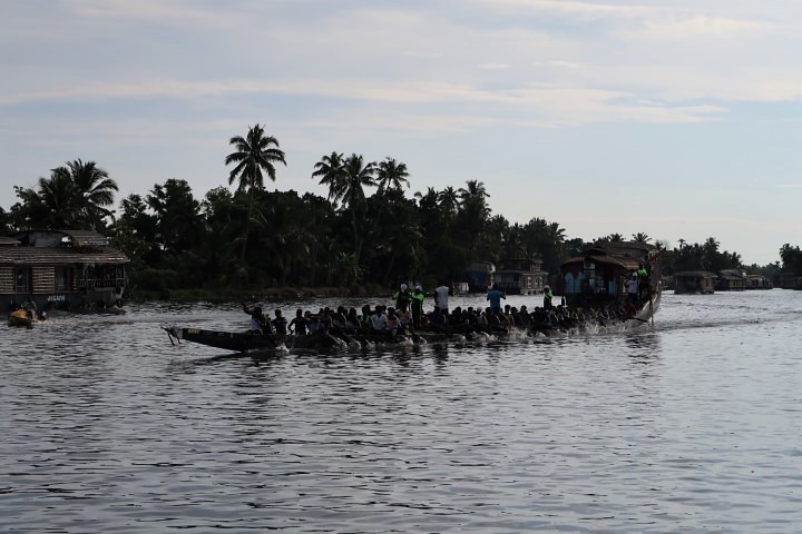 90 men rowing this traditional boat along backwaters of Kerala!