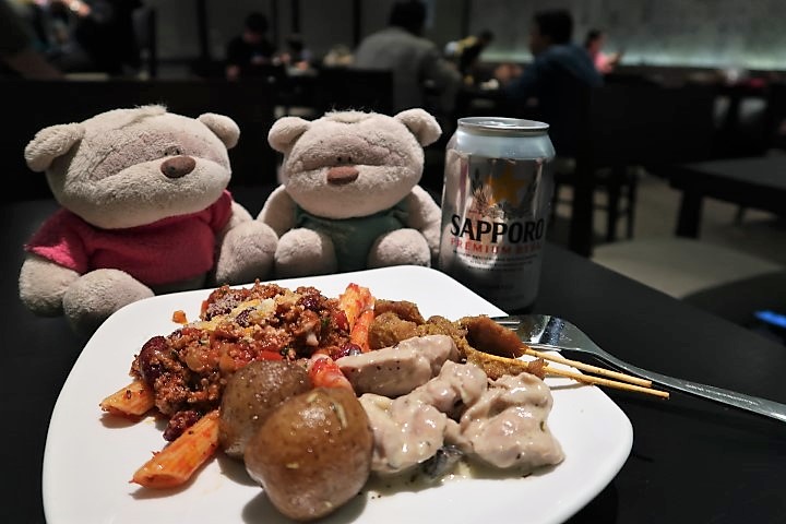 2bearbear enjoying refreshments at Dnata Airport Lounge T1 Singapore