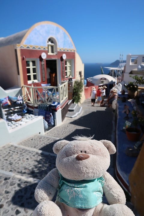 Shops and restaurants in Oia Santorini