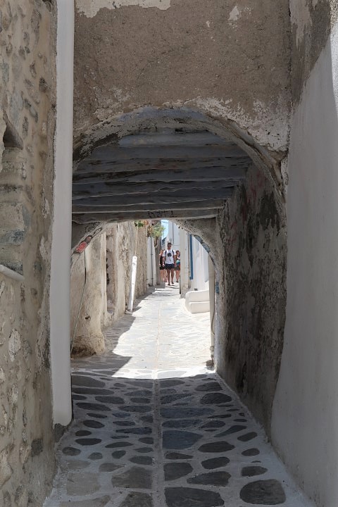 Overlaps in buildings that form arches in Naxos Old Town