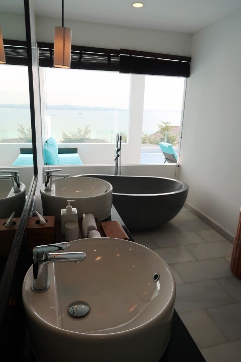 Montigo Resorts Batam Review - Bathtub with a view!