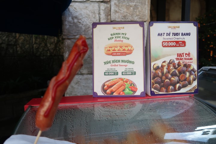 Expensive Hot Dog at Ba Na Hills (45K VND - $2.7 SGD) 