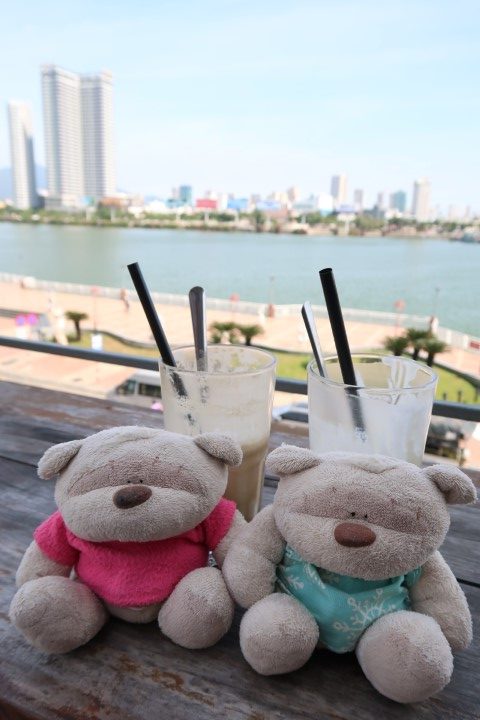 Views of Han River (with cool breeze) on 3rd level of Aroi Dessert Cafe