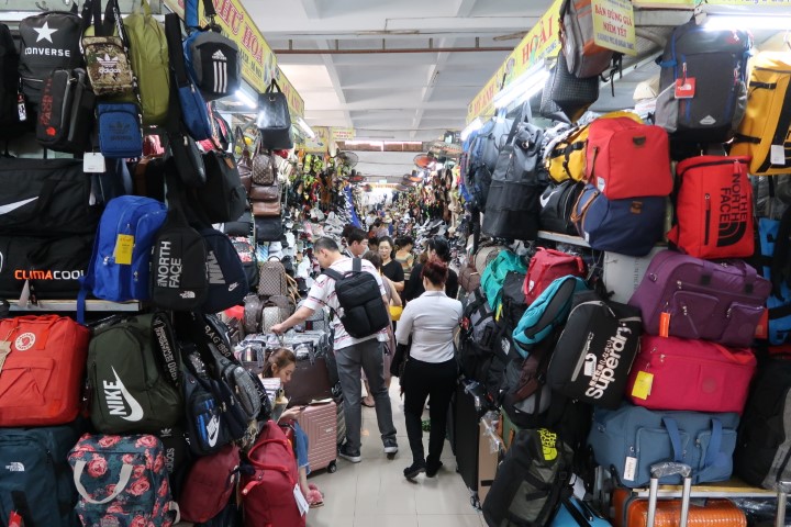 Quality bags, shoes, shirts sold at Han Market Da Nang