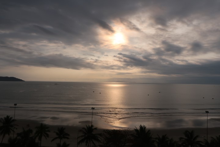 Sunrise Man Thai Beach Da Nang