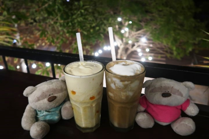 Coconut Coffee and Mango Smoothie (94K VND - $5.5 SGD)
