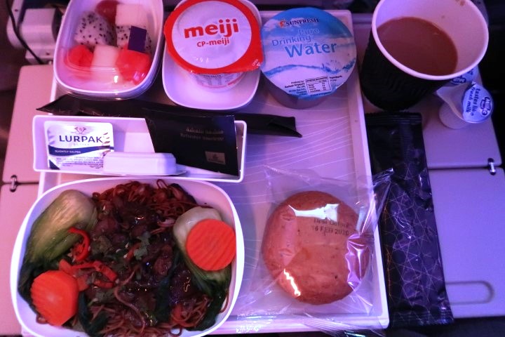 Meal onboard Emirates Red-Eye Flight from Singapore to Dubai
