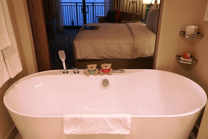 HUGE Bathtub at Atlantis Dubai Imperial Club King Room