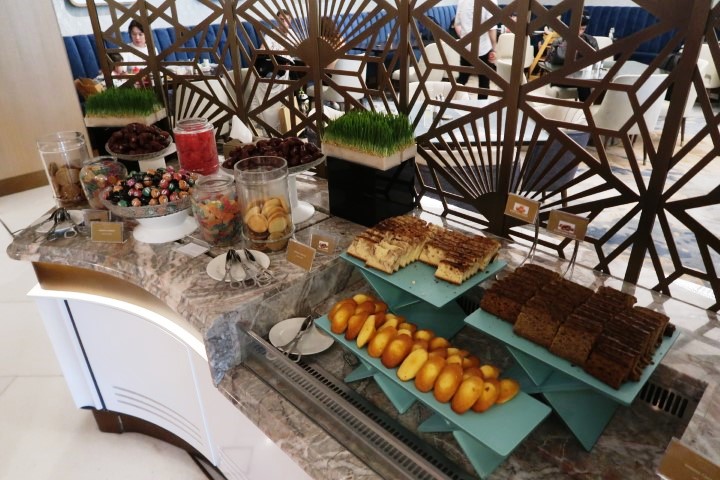 Afternoon Tea at Imperial Club Lounge Atlantis The Palm Dubai: Cakes and Snacks