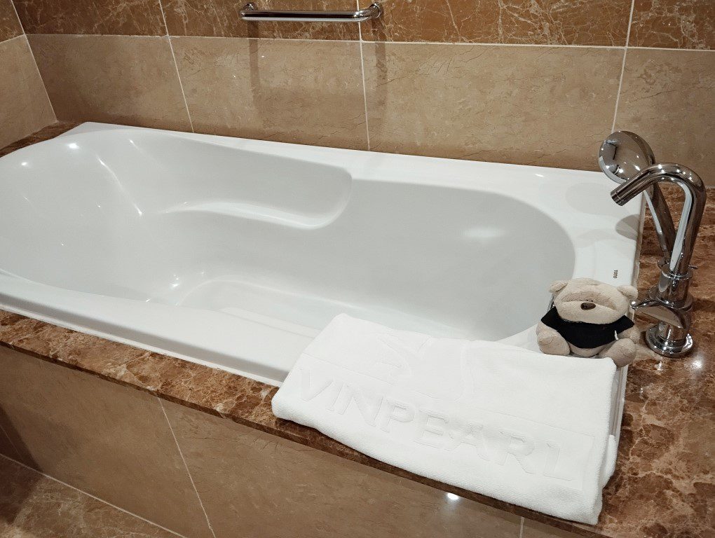 Vinpearl Resort & Spa Phu Quoc Deluxe Garden View King Bed Review - Bath Tub