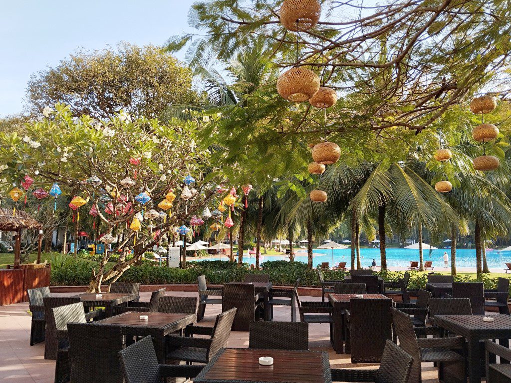 Sim Bar at Vinpearl Resort & Spa Phu Quoc (Poolside Bar)