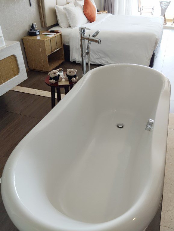 Premium Ocean View King Bed Seashells Phu Quoc Hotel & Spa Review - Bathtub with sea views