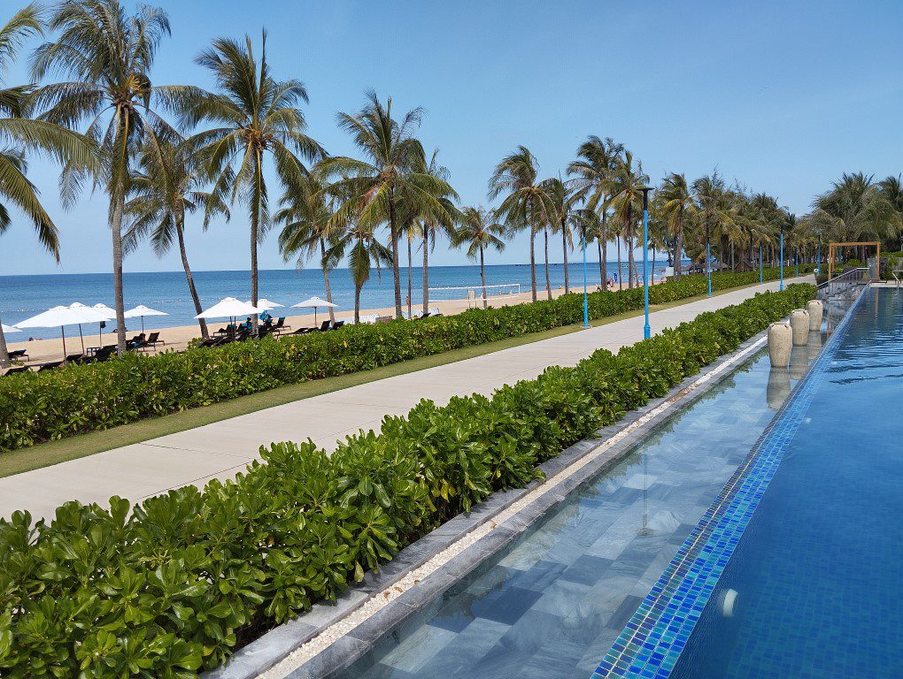 Swimming pool next to the beach at Novotel Phu Quoc Resort