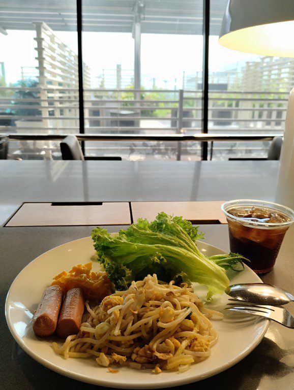 Dining at Ambassador Transit Lounge T2 (Hokkien Mee and Whisky with Coke)